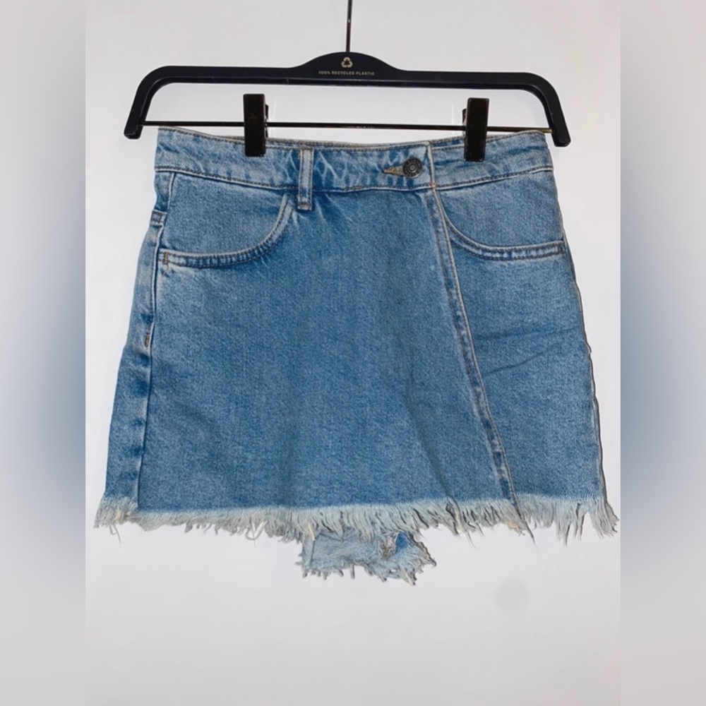 NEVER WORN light wash denim skirt.
